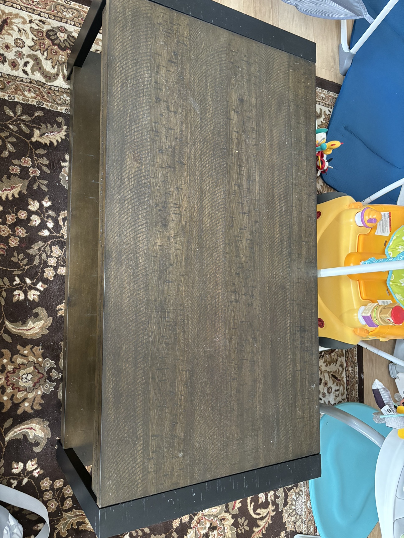 Extendable coffee table with side storage