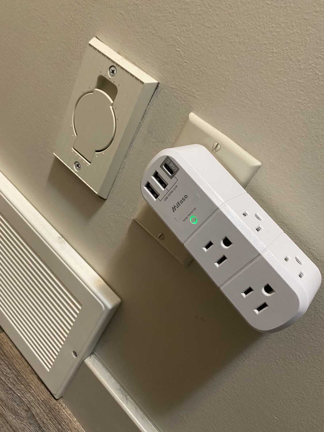 USB Outlet Extender Surge Protector - photo 2