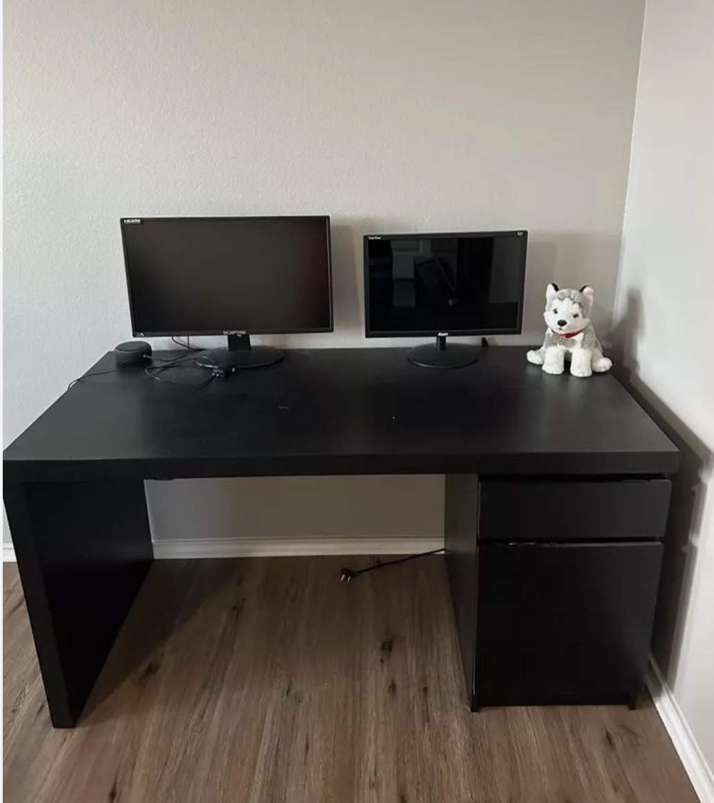 ❌ Moving out Sale ❌.                             Black desk - photo 2