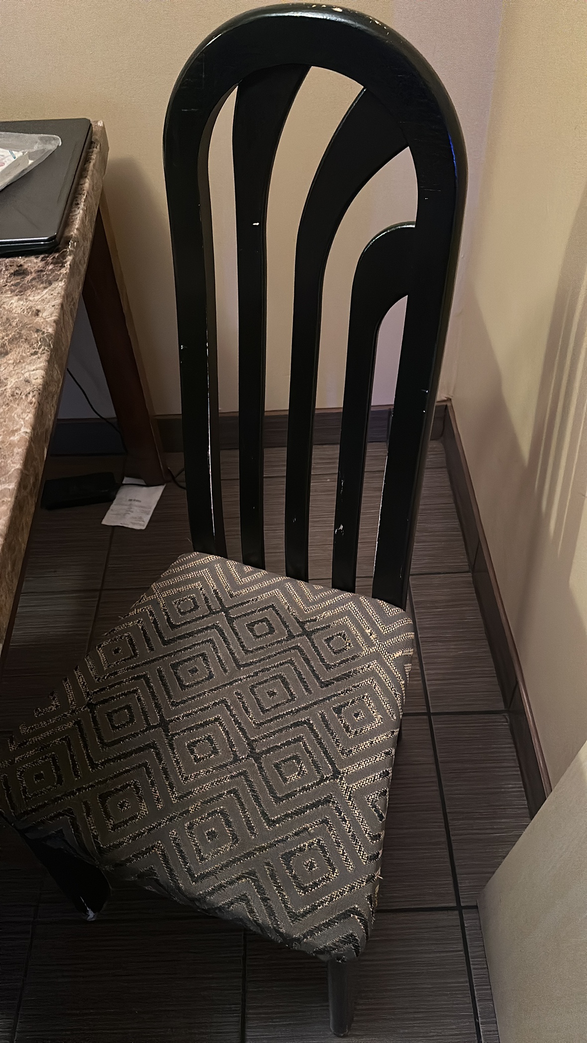 Dining table Set (includes 4 chairs) - Moving out Sale - photo 2