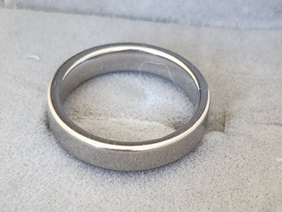 A plain silver tone ring