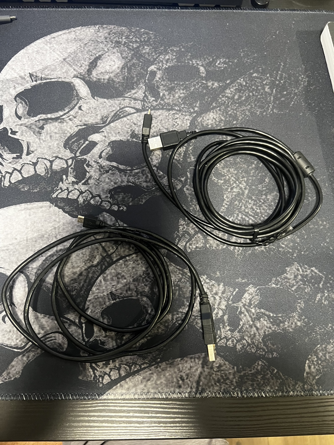 Ps4 controller with its cables - photo 2