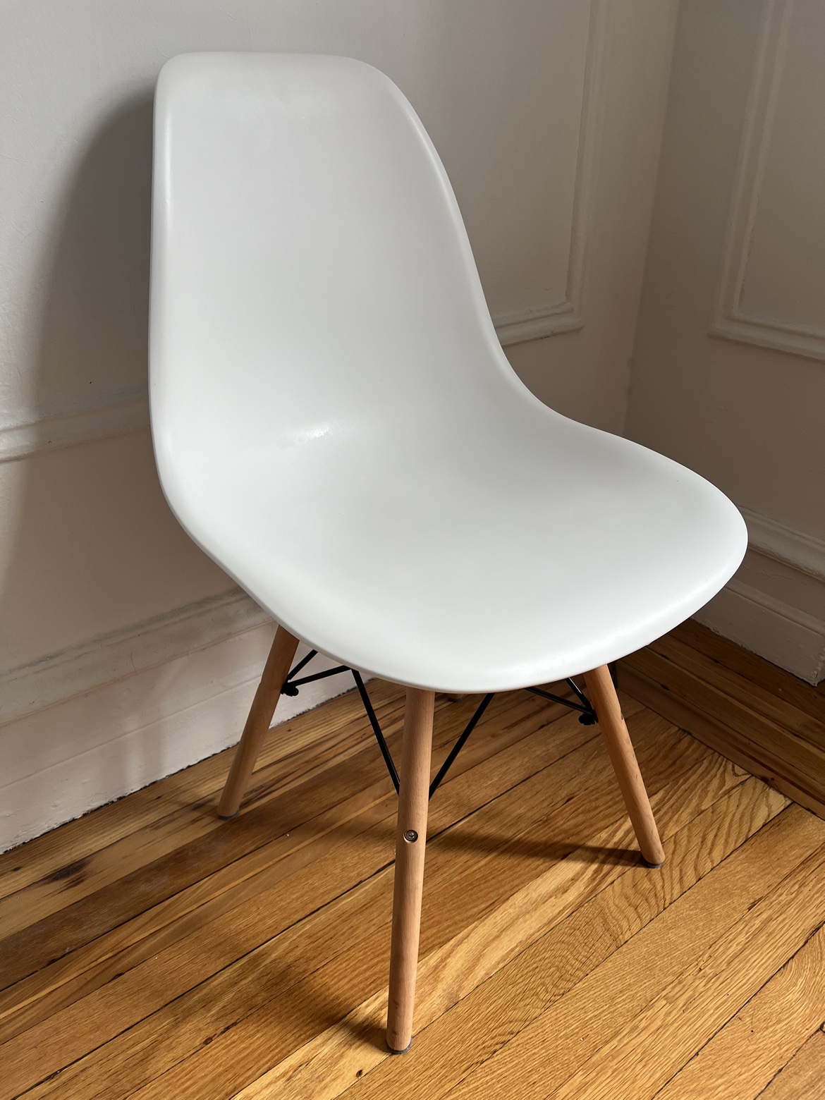 4 Dining Eames White Chairs - photo 3