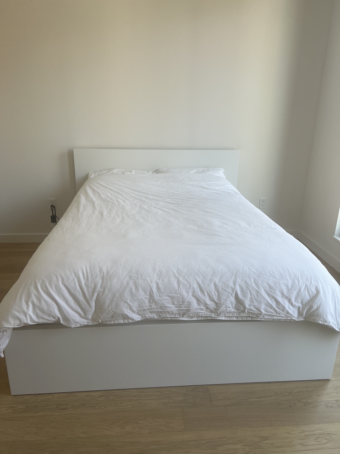 White bed frame queen size incl slatted bed base
