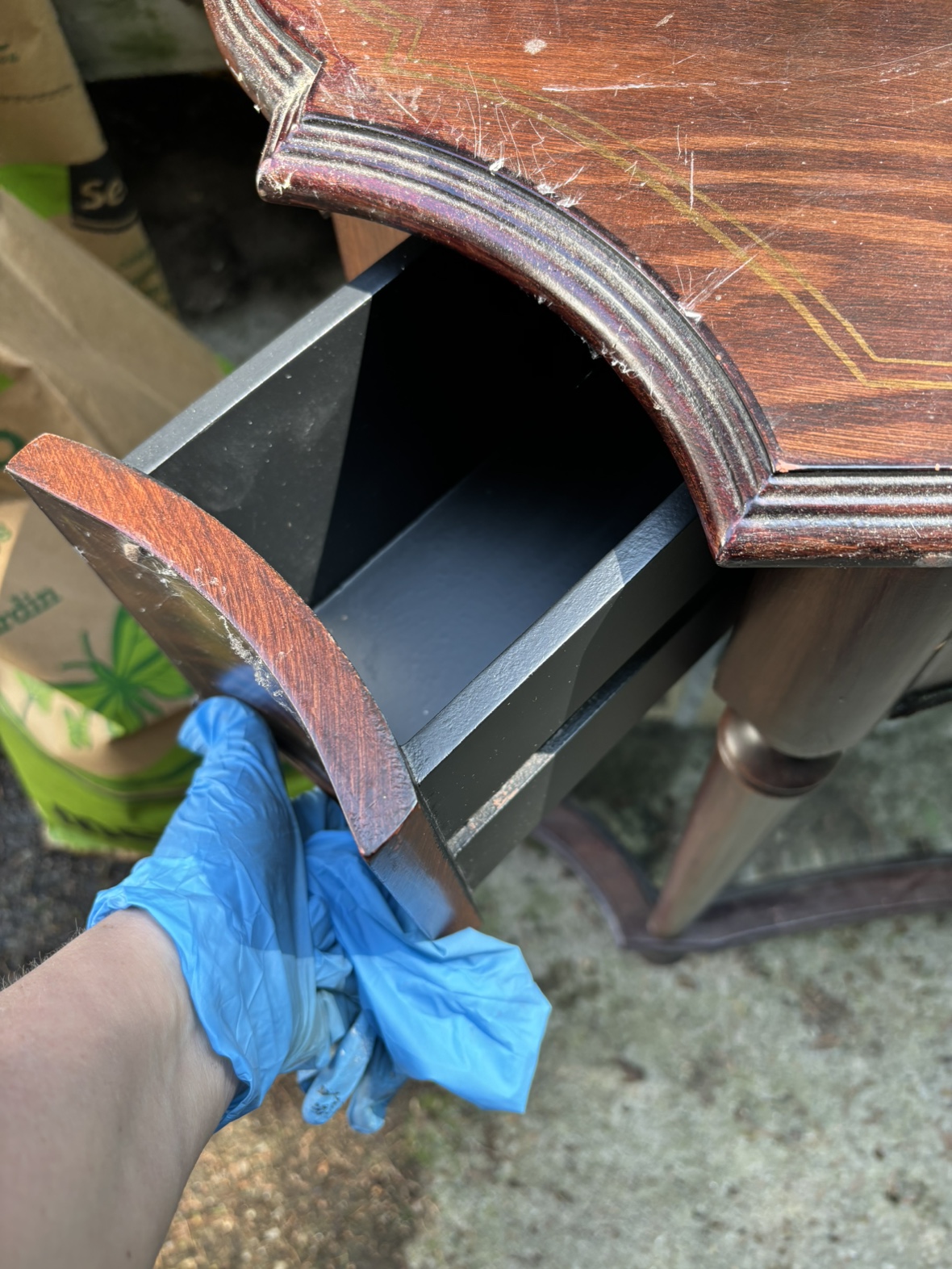 Table with side drawers image indicator(2)