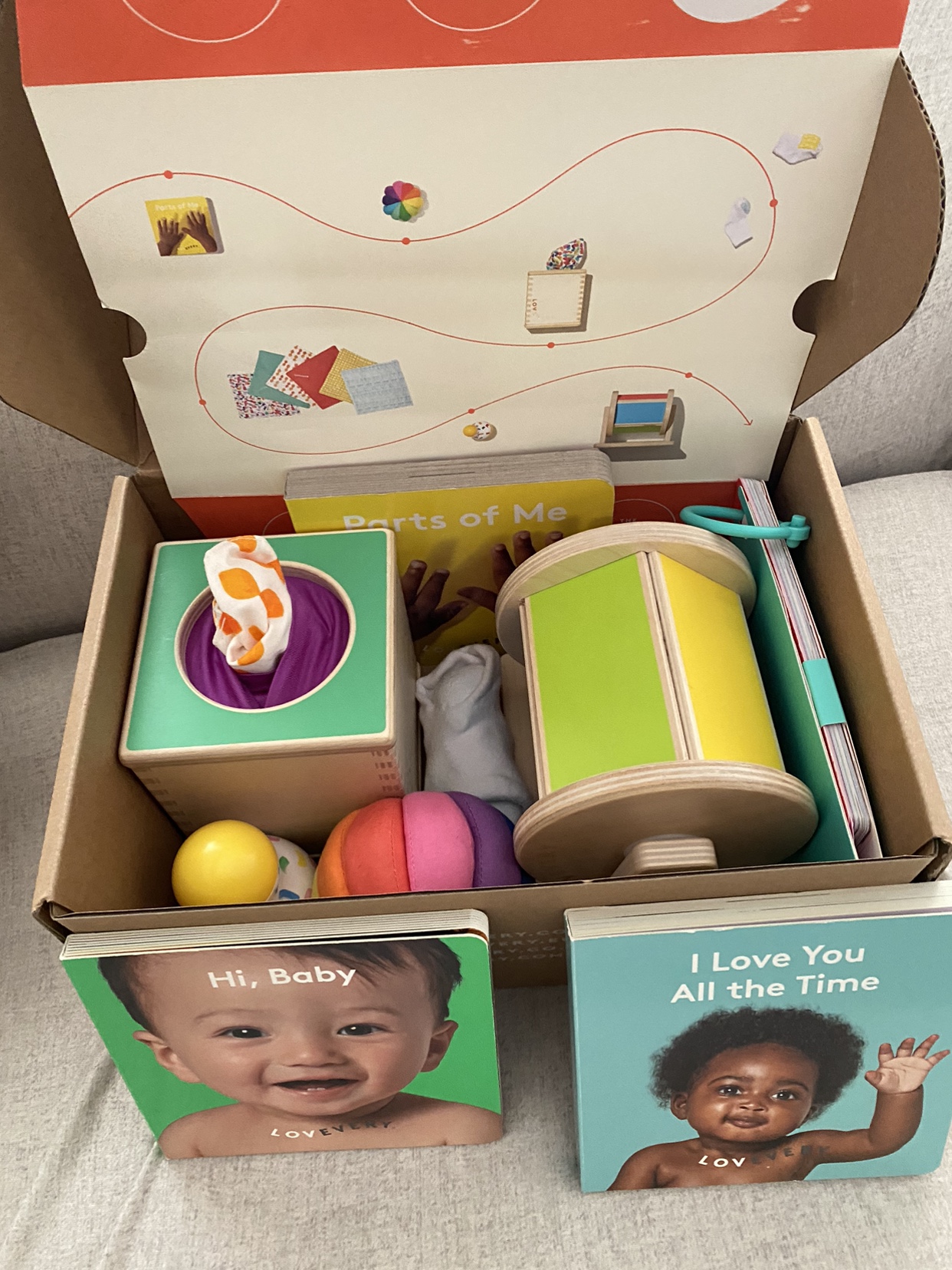 Lovevery The Senser Kit (5-6months) & 2 brand new books thumbnail