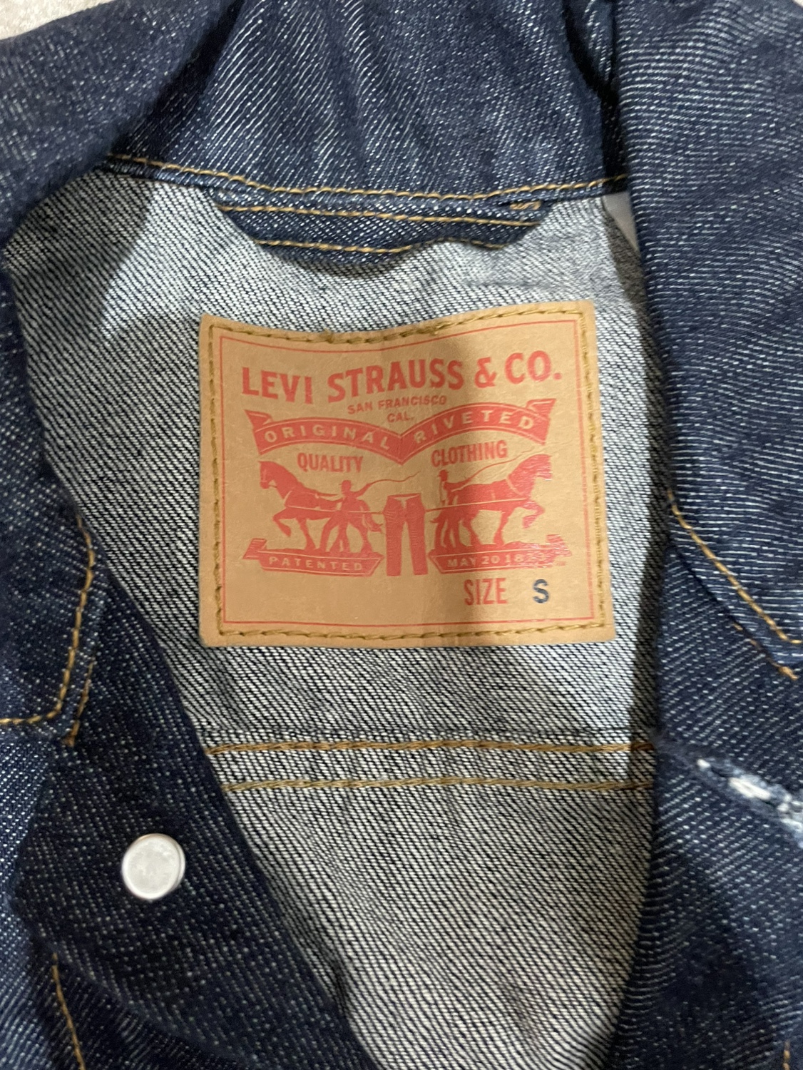 Men’s Levi’s denim jacket size small - photo 2