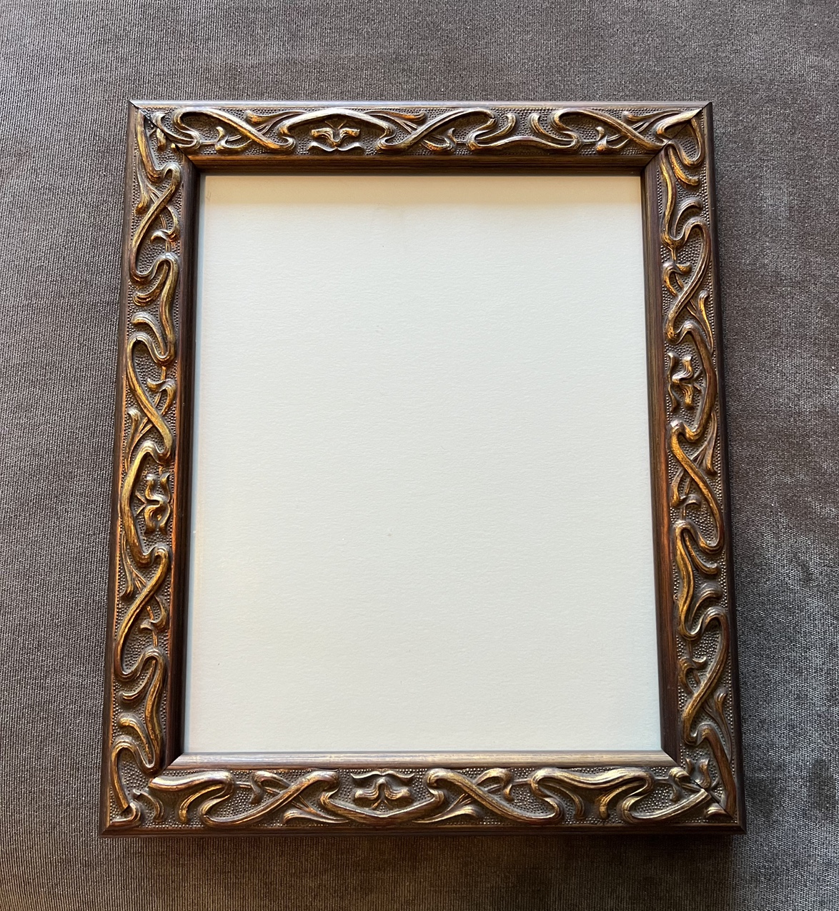 🎉 Elegant Antique Gold Picture Frame thumbnail
