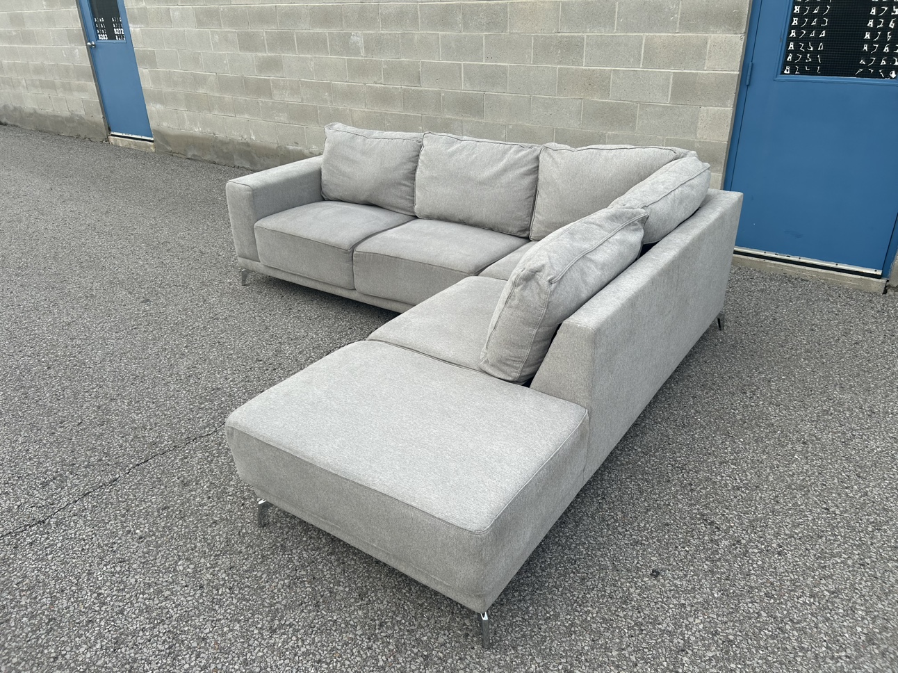 FREE DELIVERY✅• THE BRICK GREY SECTIONAL COUCH / SOFA w/ CHAISE - photo 2