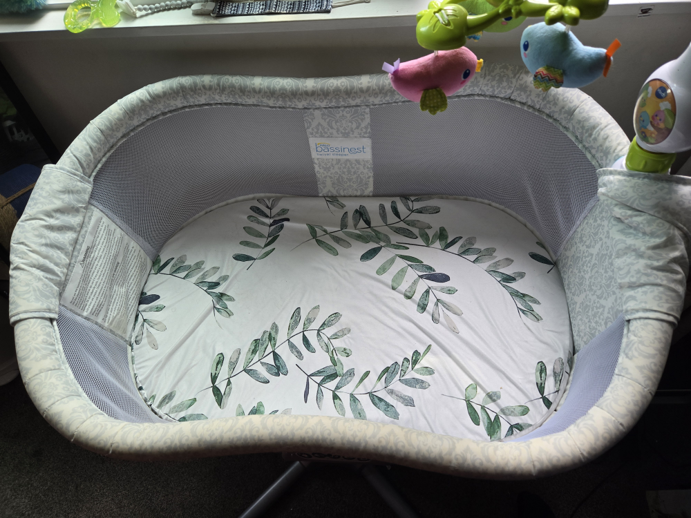 halo swivel bassinet - photo 2