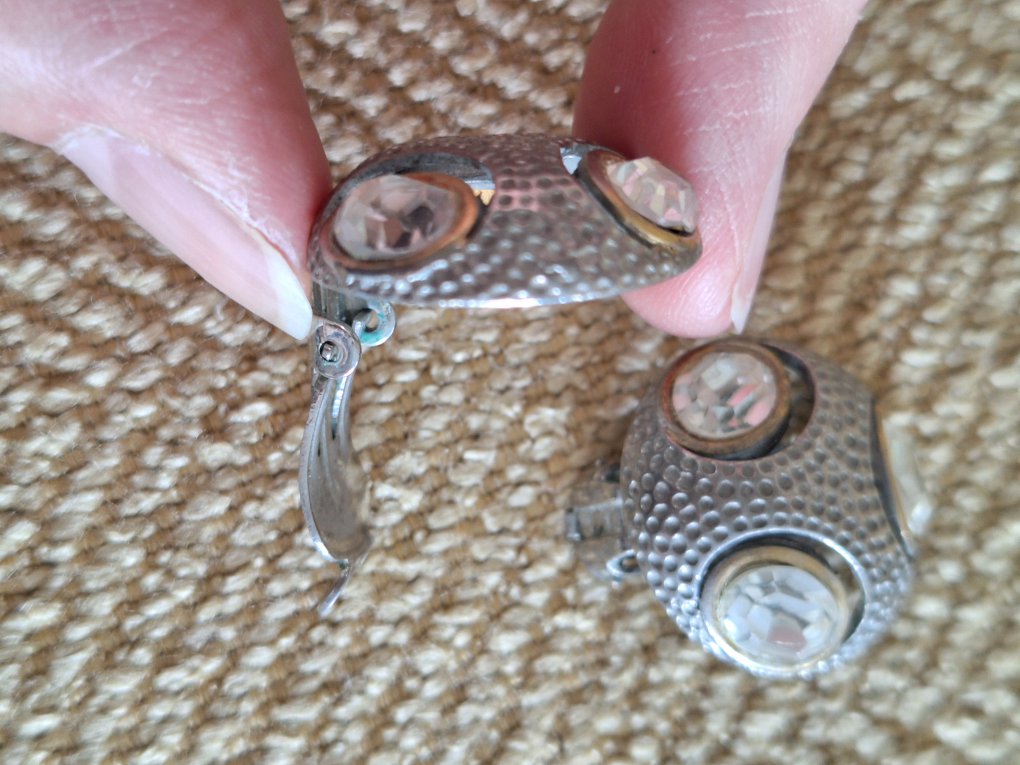 Vintage clip on Earrings image indicator(2)