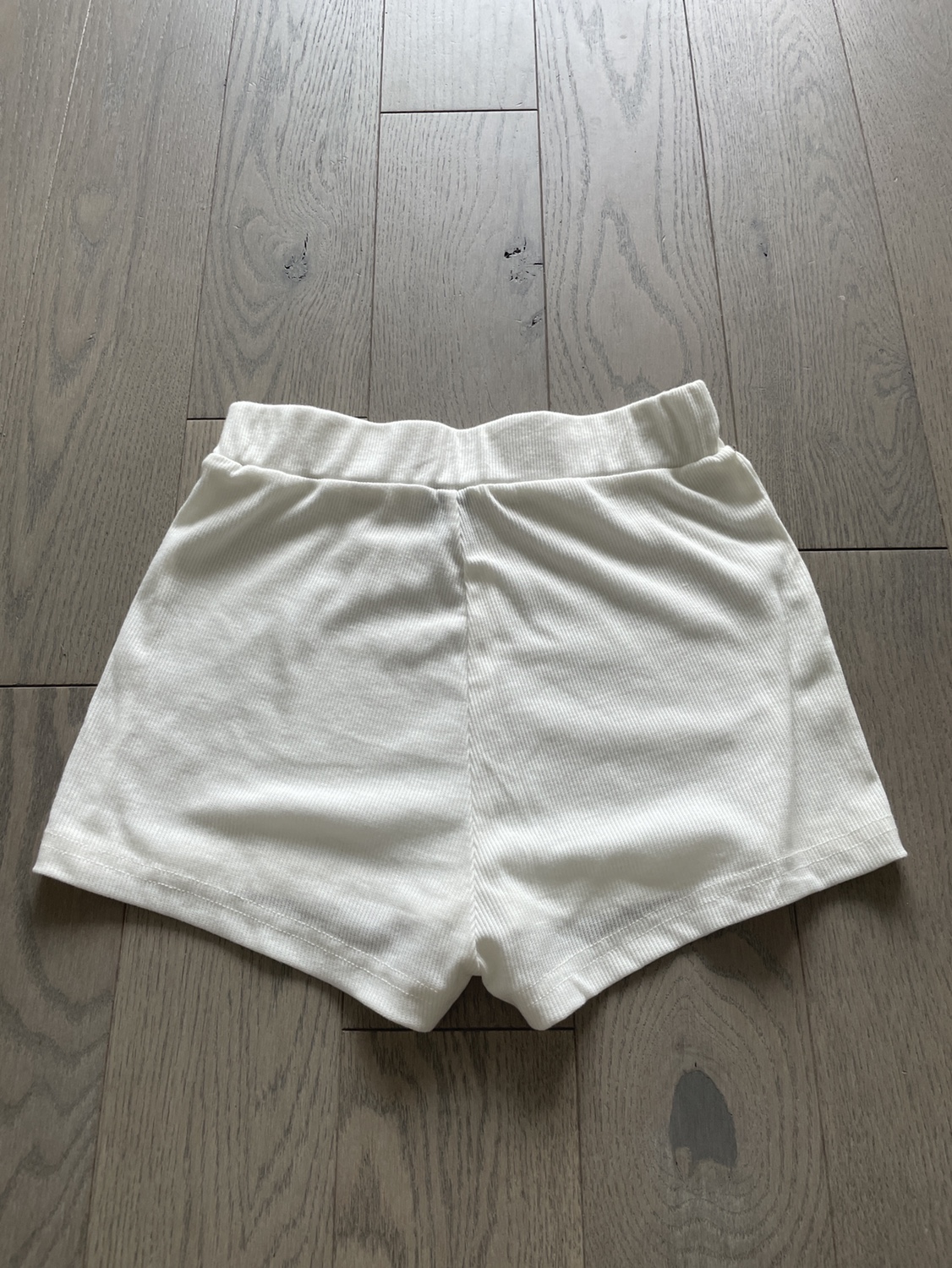 White shorts image indicator(2)