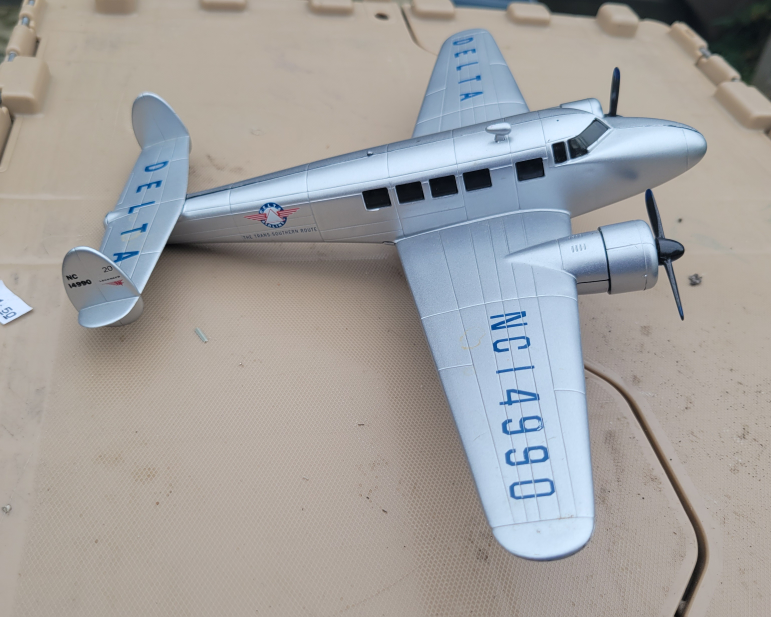 LOCKHEED ELECTRA MODEL- NEW RAY- DELTA AIRLINES-VINTAGE AIRPLANE