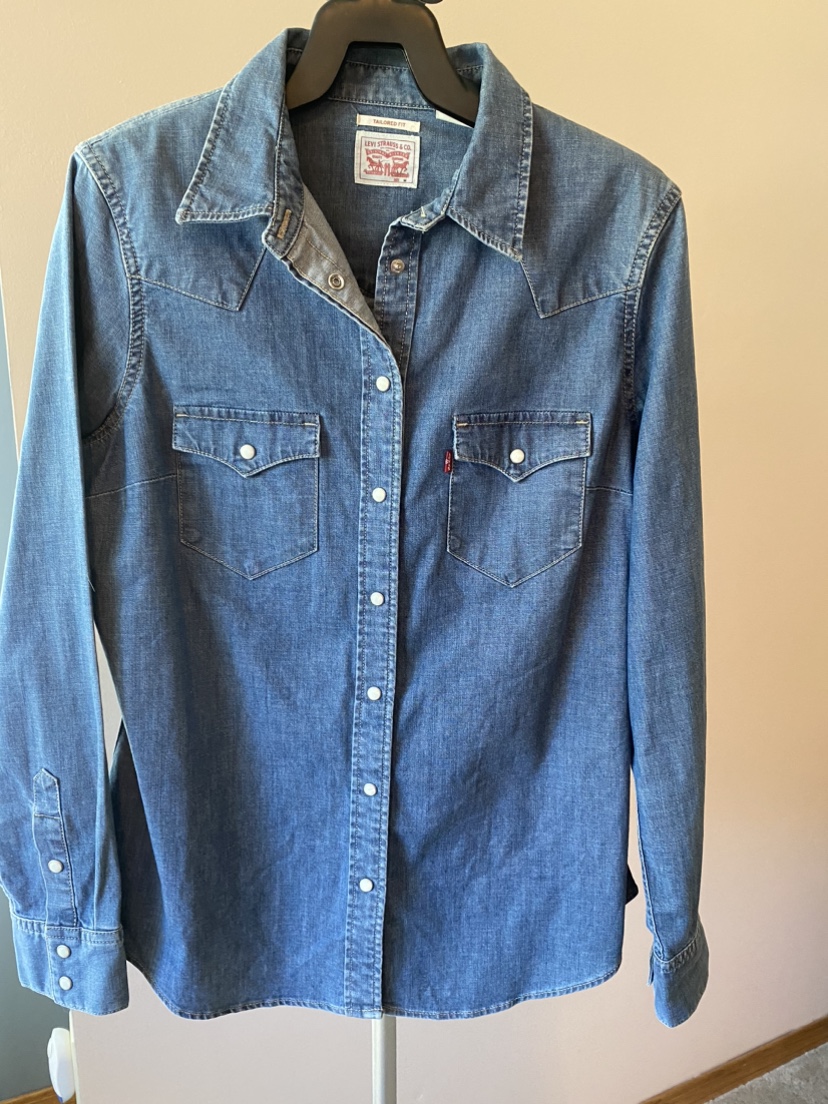 Ladies Levi’s denim shirt - sz med