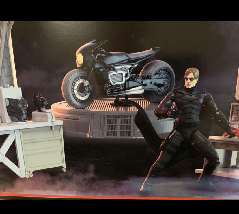 Batman Exclusives Action Figures and Batcycle BATCAVE image indicator(4)