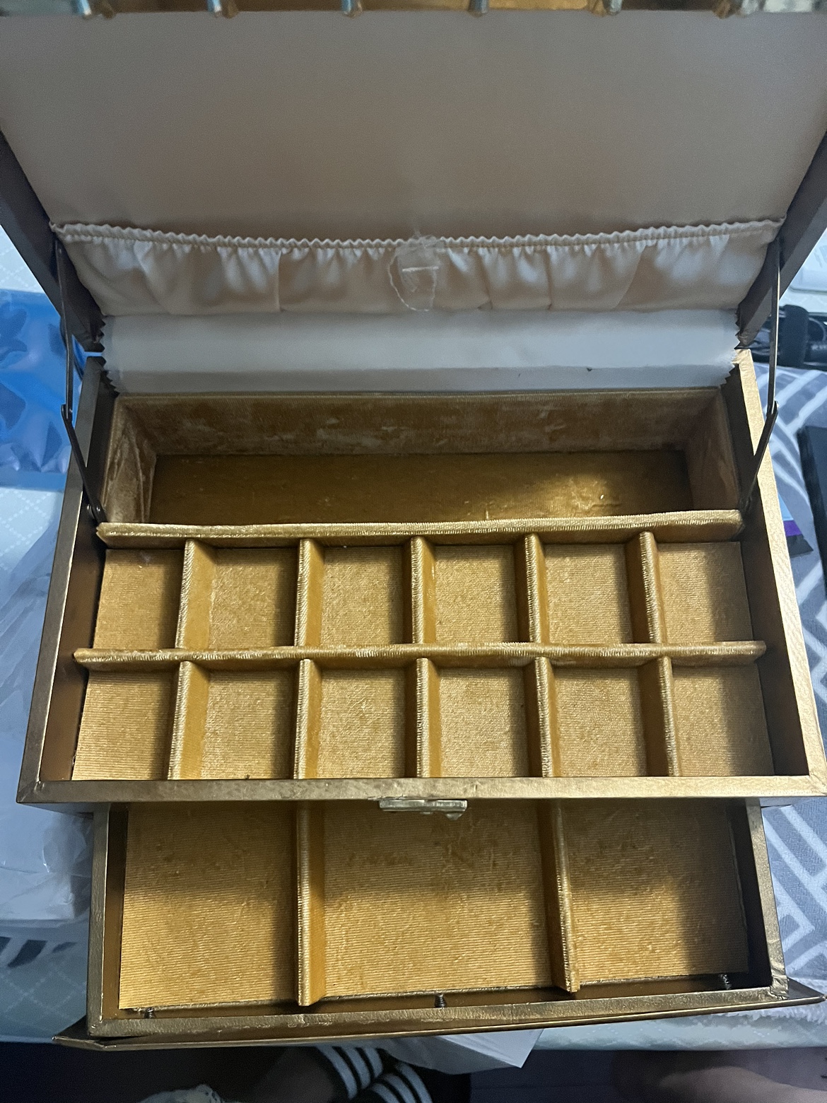 Jewelry box