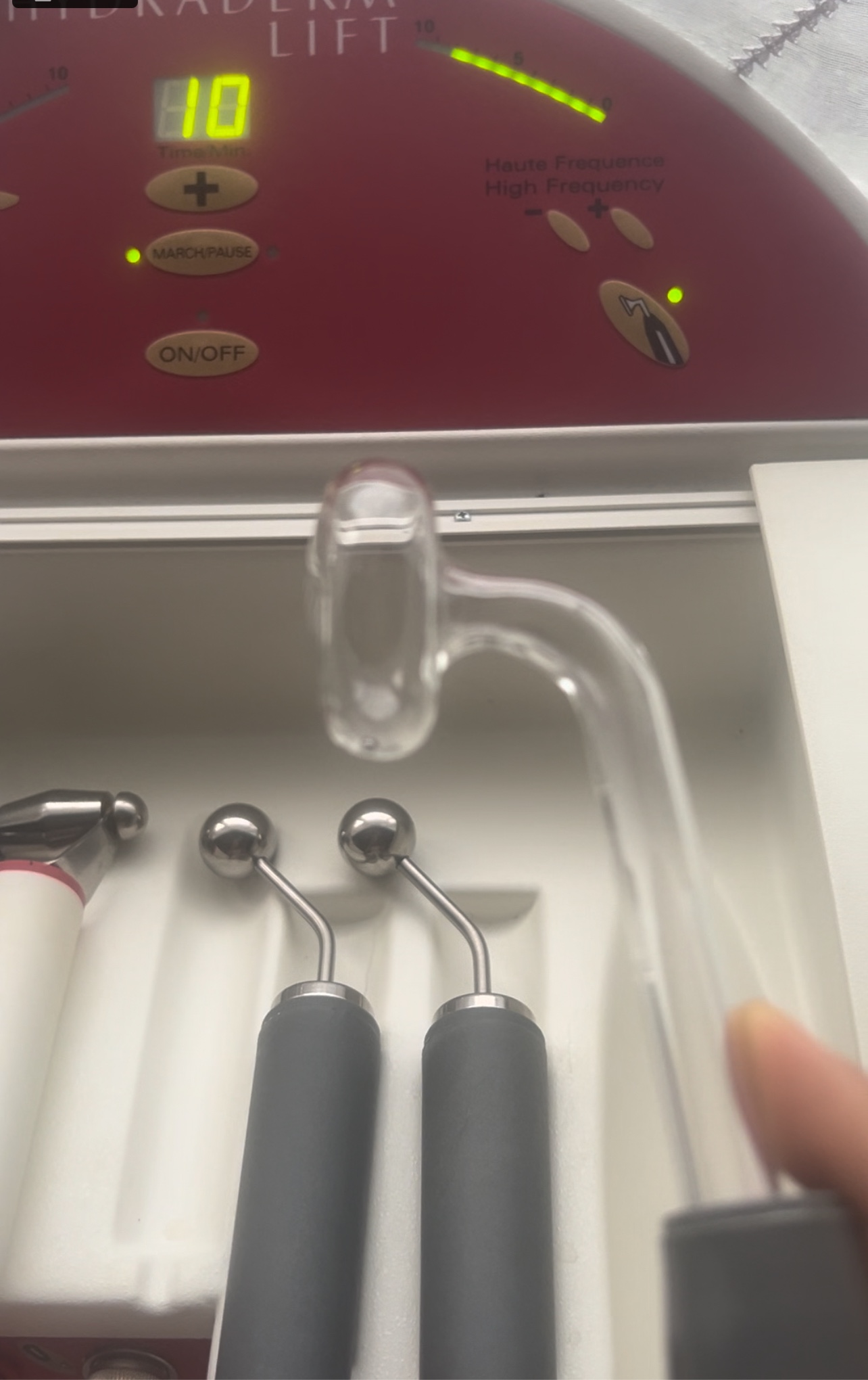 GUINOT HYDRADERM LIFT 美容機器 Lift, firm and tighten facial contours with Guinot Hydralift. Tel