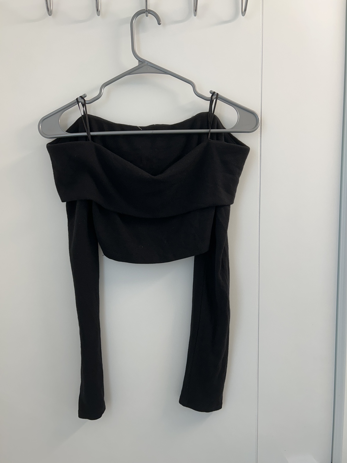Black off shoulder full sleeves crop top - photo 2