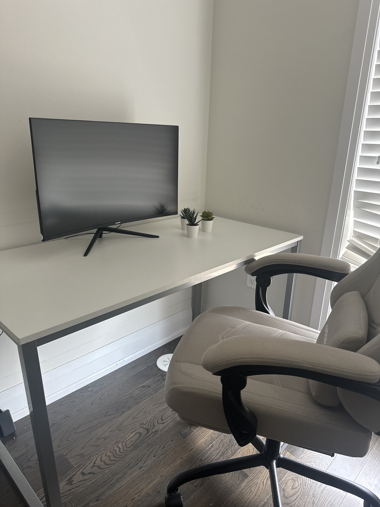 Table + screen + gamers chair thumbnail