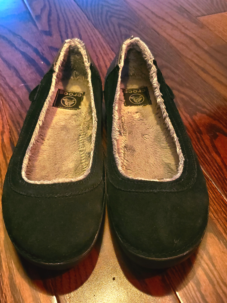 👡  🥿 👠Brand New - Women's Crocs - size 8.5 suade image indicator(3)