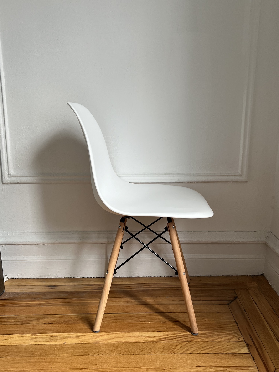 4 Dining Eames White Chairs - photo 2