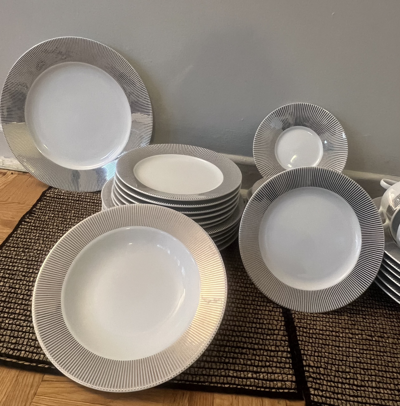 Full dinnerware seats 30 pieces plates and cups small and big image indicator(3)