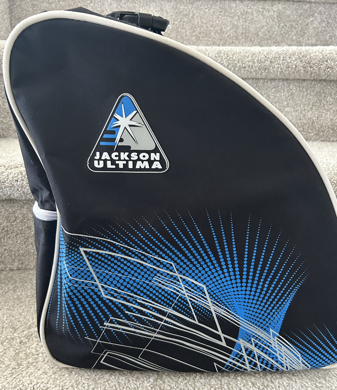 Junior girls figure skates with skate bag image indicator(3)