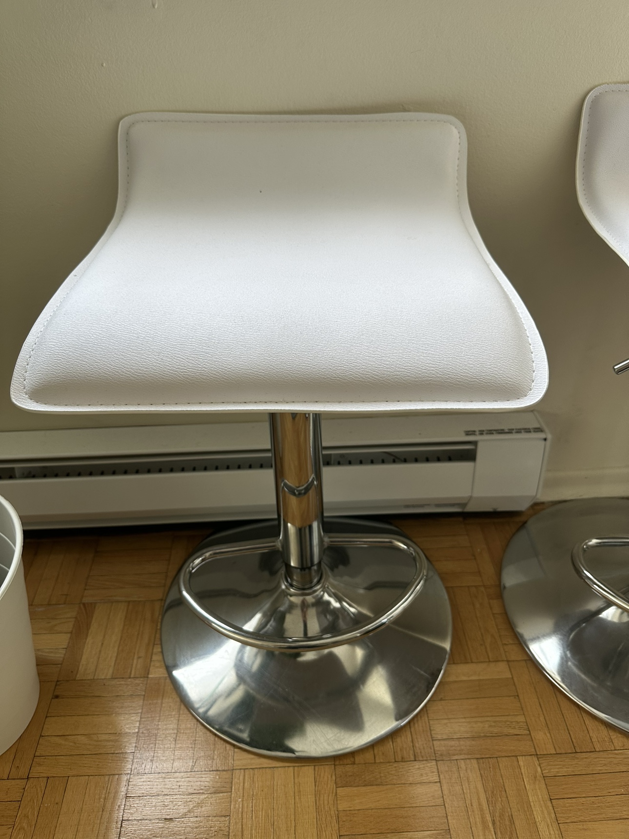 White Leather Top - Chrome Base Stool Free Table - photo 2