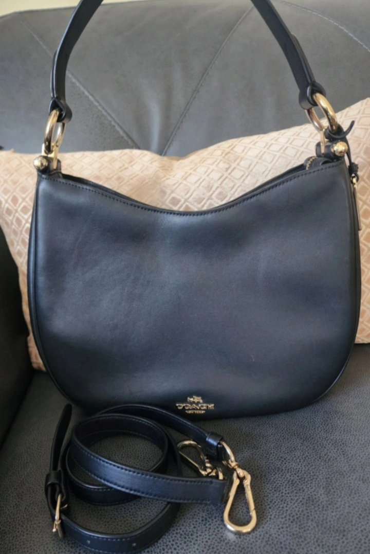 Leather Coach purse. image indicator(2)
