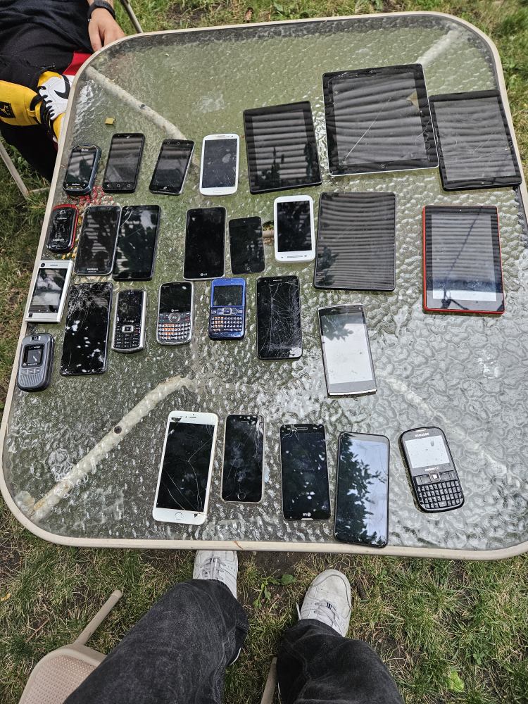 20 Untested cell phones and 2 apple iPhones