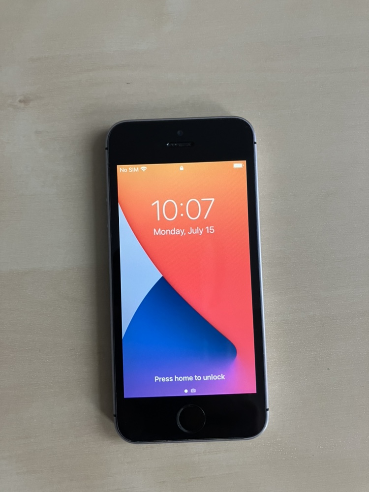 iPhone SE 1st Gen 16GB thumbnail