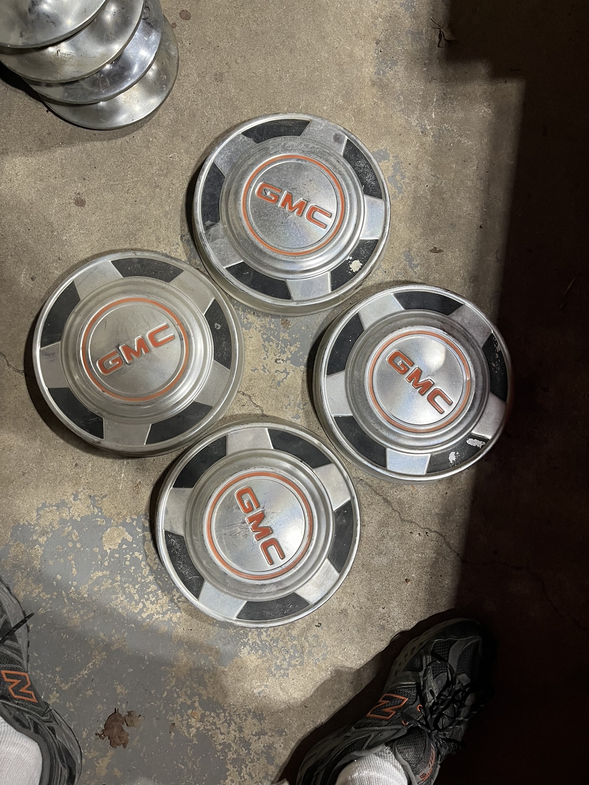73-87 gmc square body hubcaps thumbnail