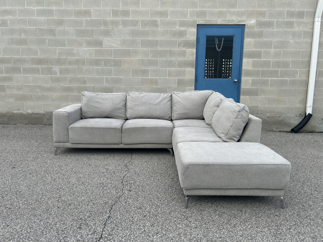 FREE DELIVERY✅• THE BRICK GREY SECTIONAL COUCH / SOFA w/ CHAISE