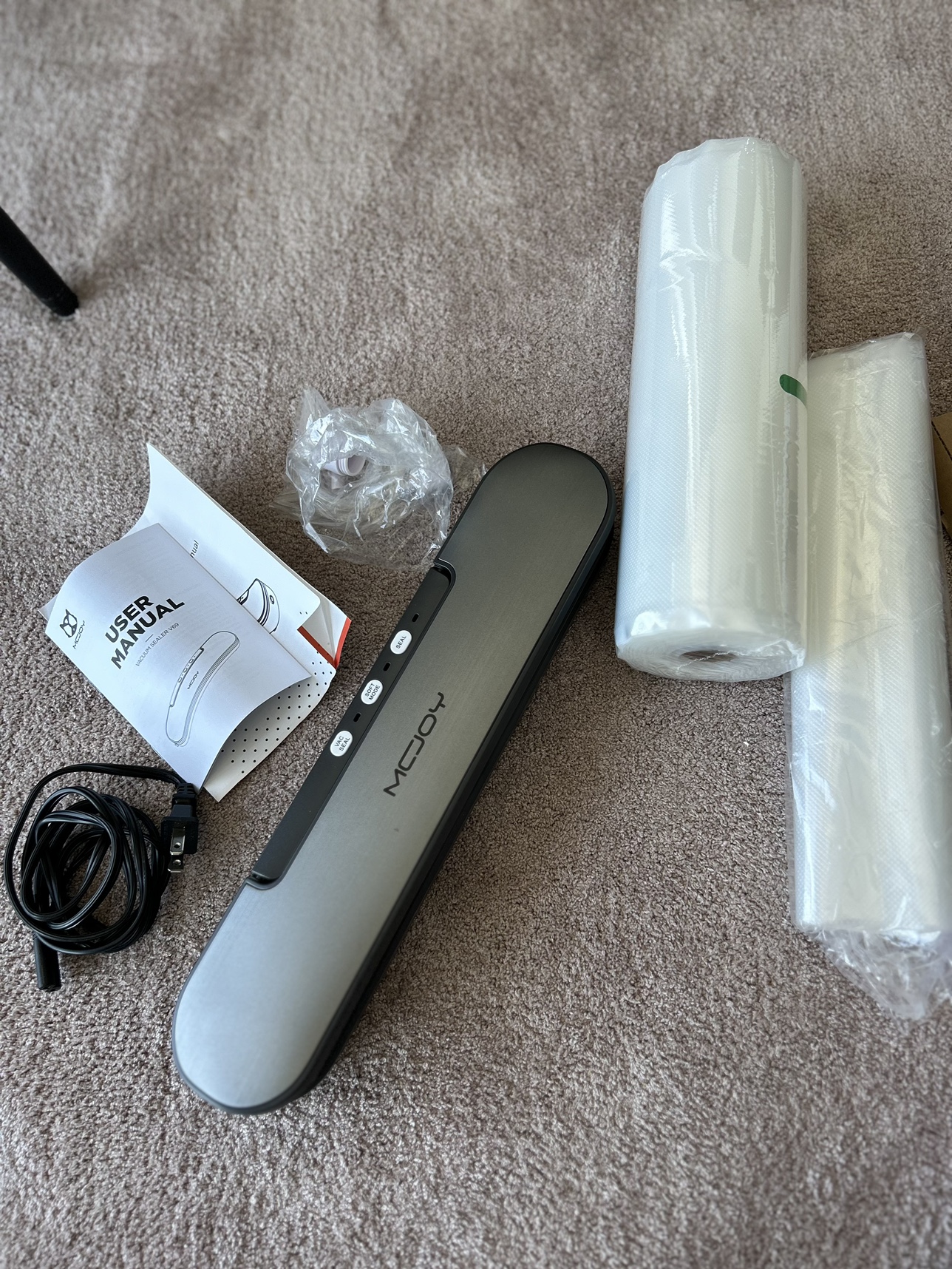 Food Vacuum Sealer + new roll of bags - photo 2
