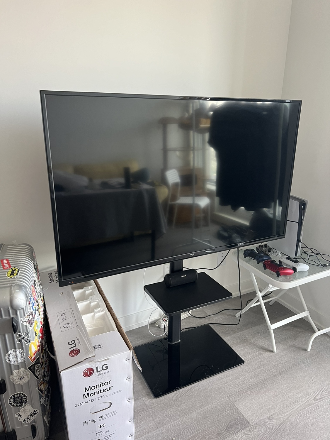 RCA Smart Tv 58 inches (with stand) thumbnail