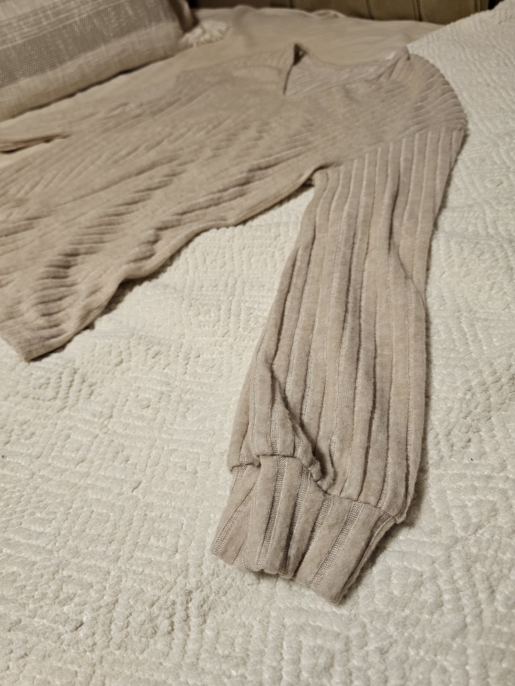 Cream velour sweater image indicator(4)