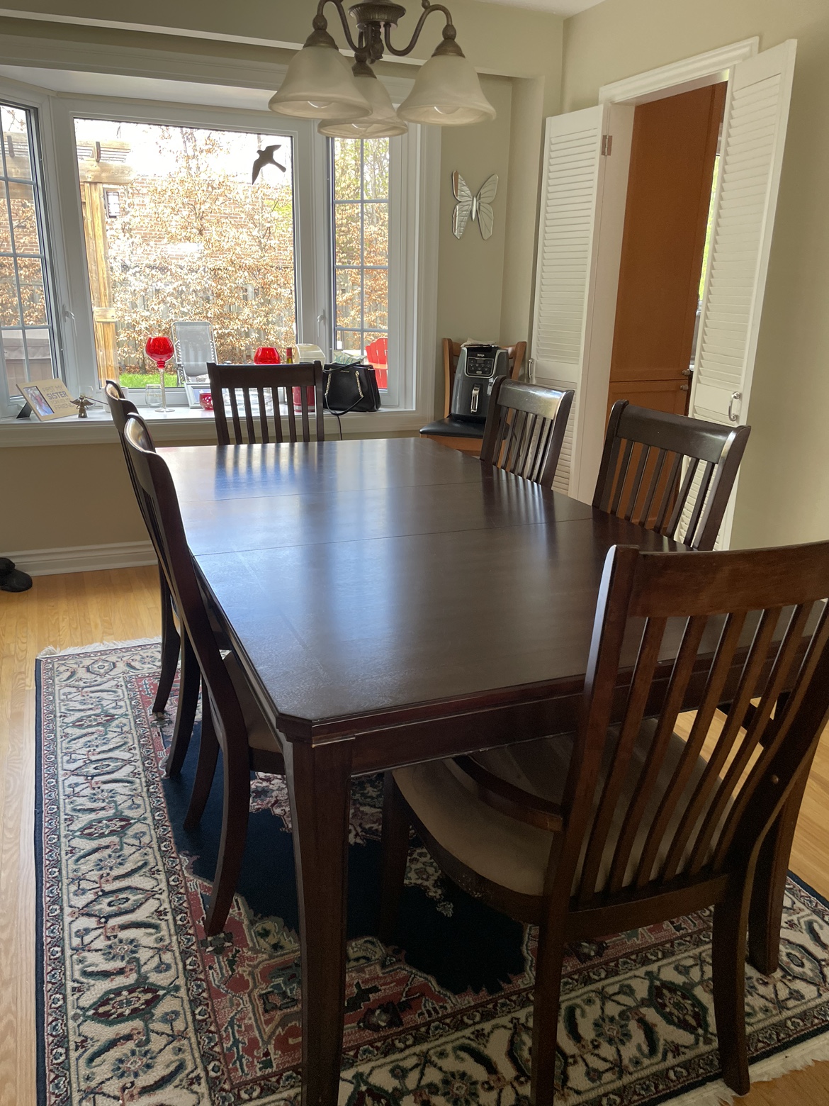 Dining room table with 6 chairs and a leaf