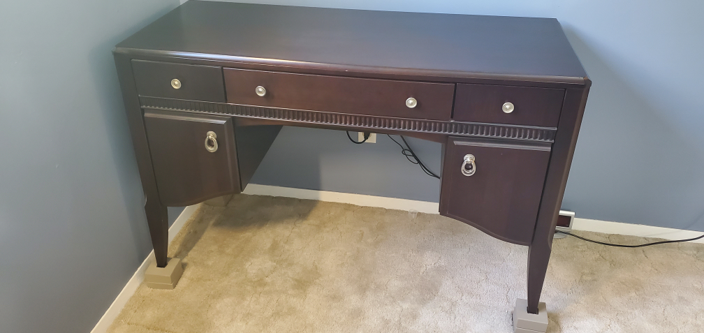 desk - photo 2