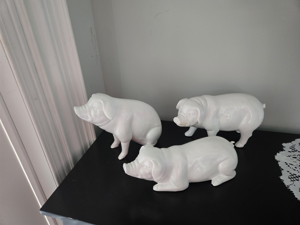 Pig family figurine image indicator(2)
