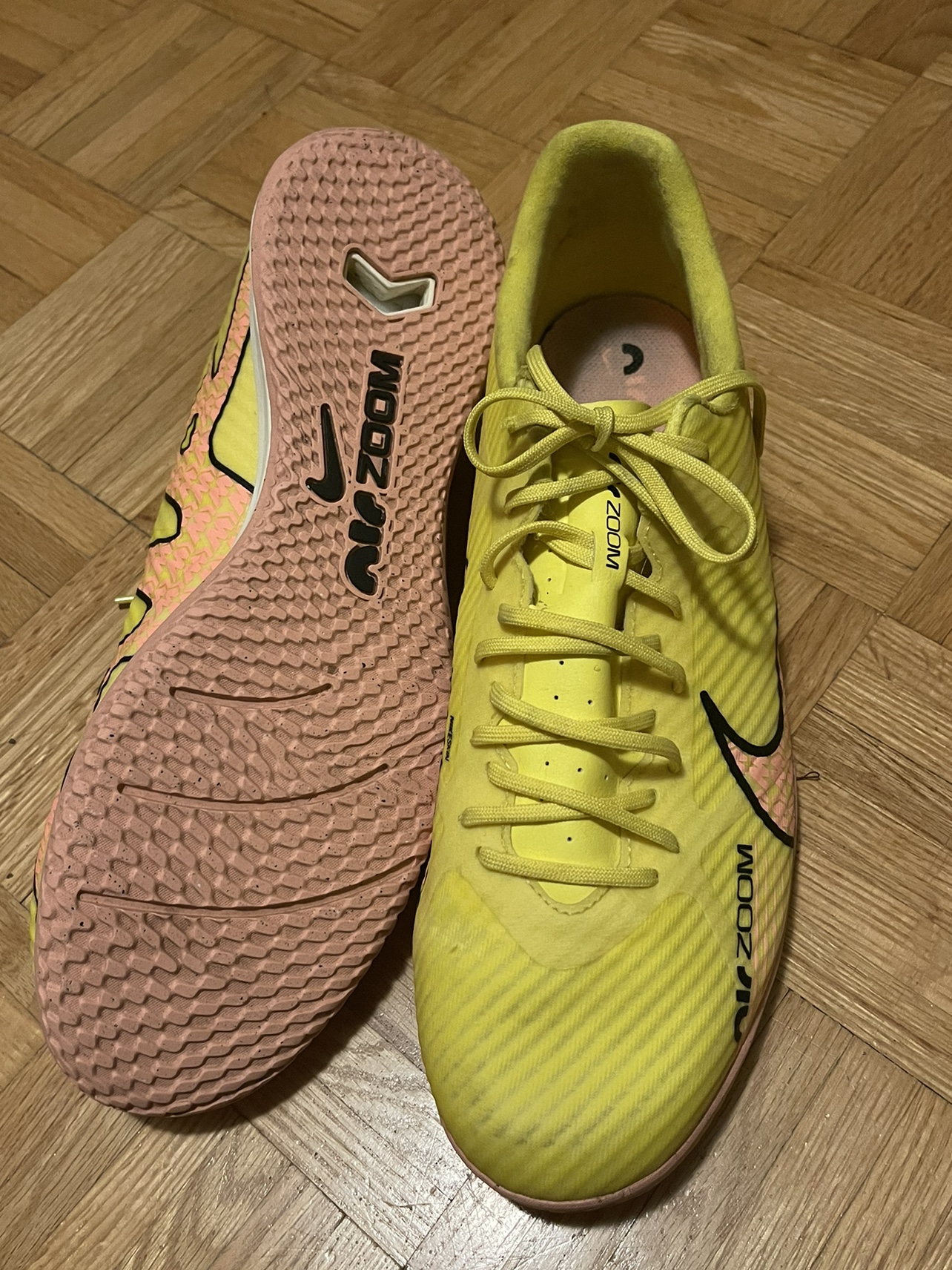 Men’s soccer shoes, size 12 US v thumbnail