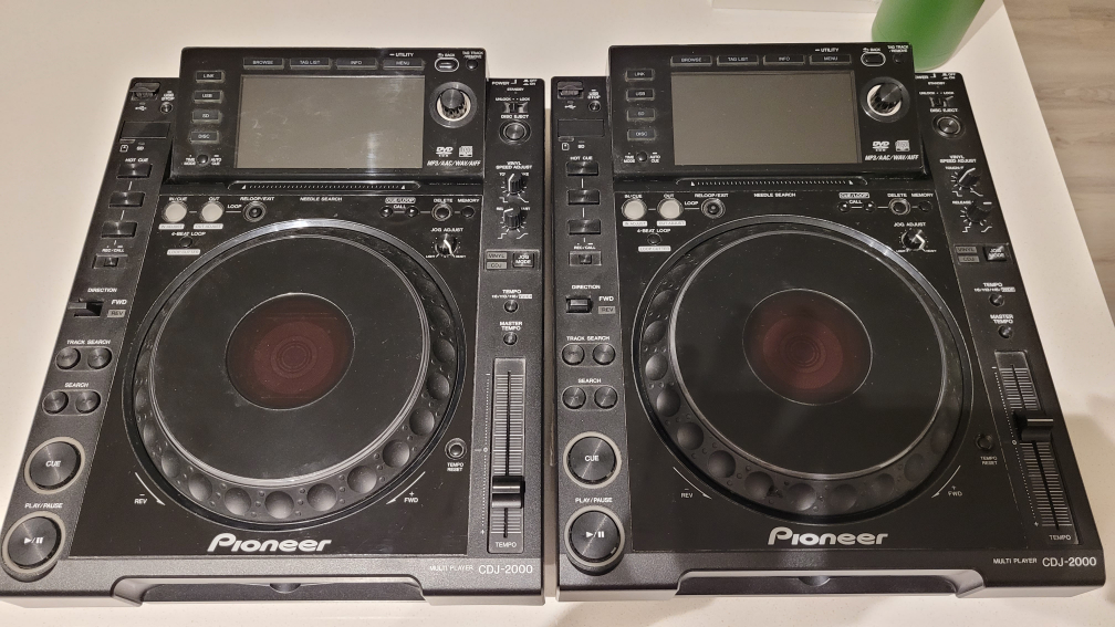 2x Pioneer CDJ 2000 + Road Cases