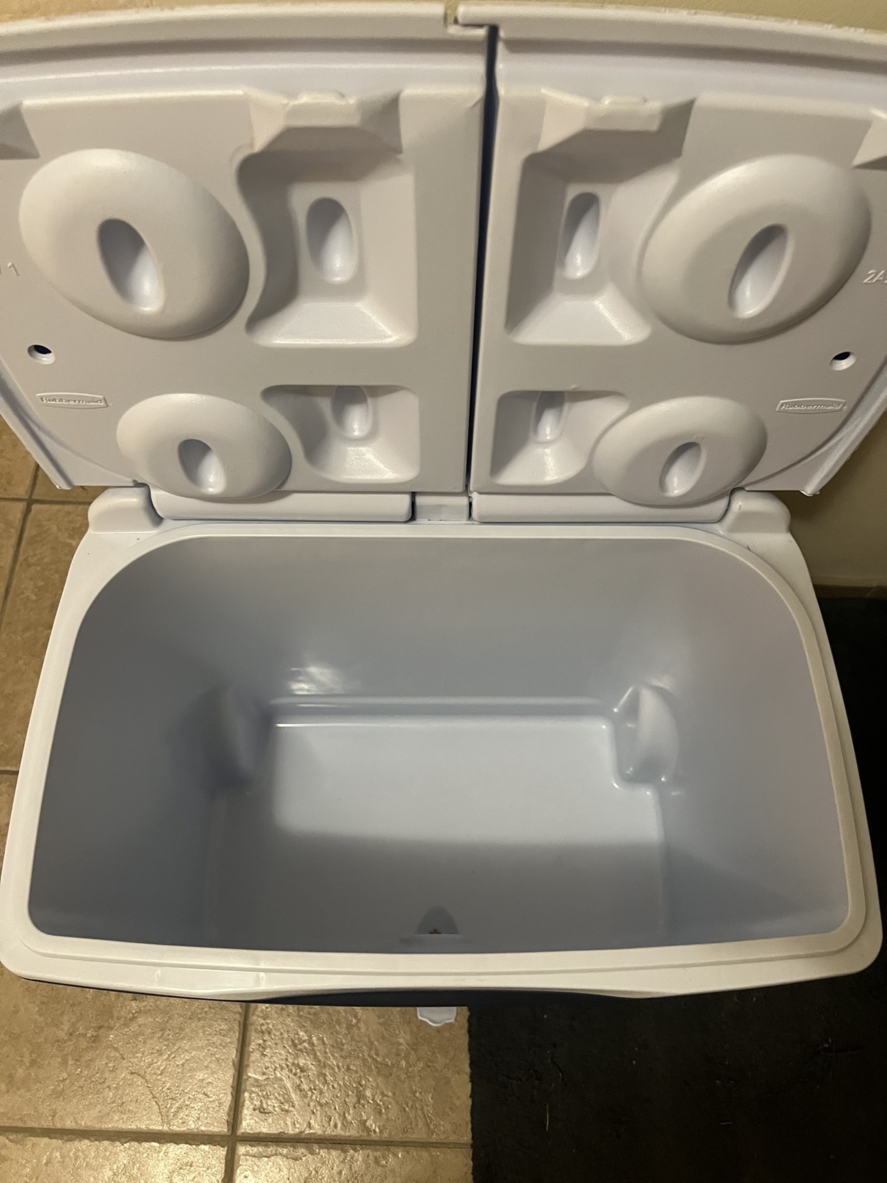 Rubbermaid cooler 45qt - photo 4