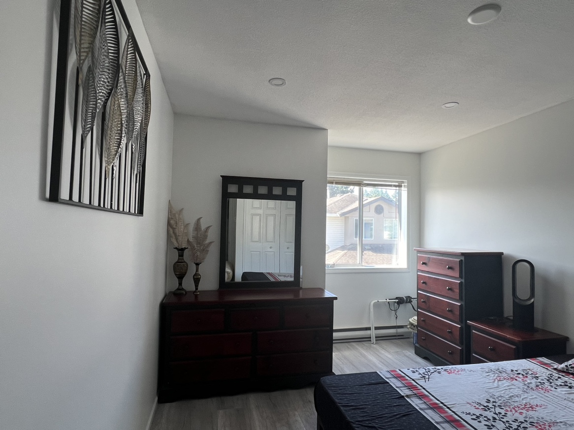 Queen bed frame with all furniture - photo 2