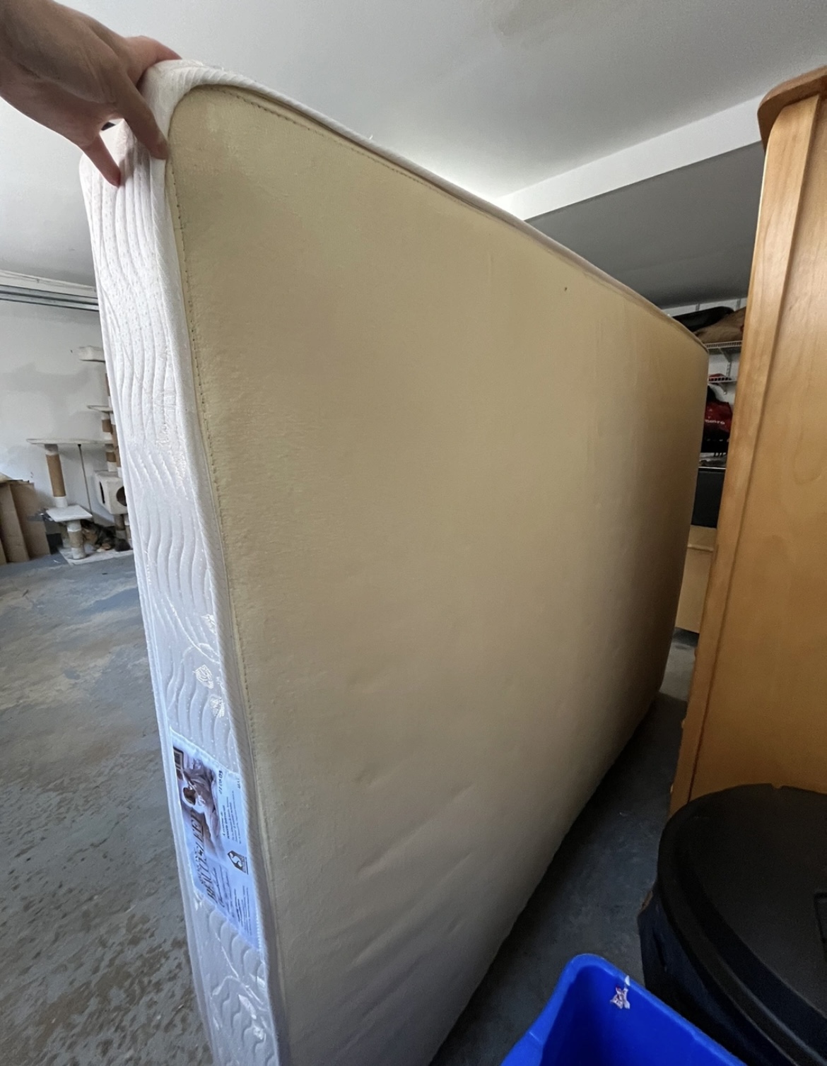 Queen Mattress in excellent conditions image indicator(4)