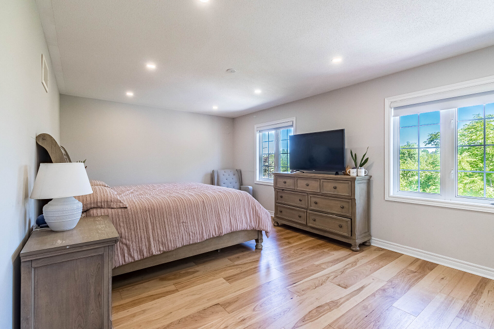 King size bed ,mattress and chest - photo 3