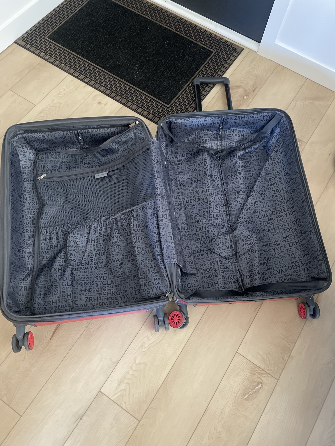 Large Air canada hardshell suitcase - photo 4
