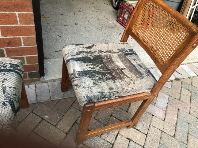 Table and chairs image indicator(3)