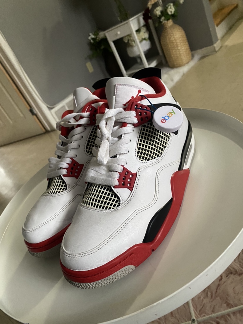 Selling Jorden 4 fire red 2020 SIZE 11.5 - photo 2