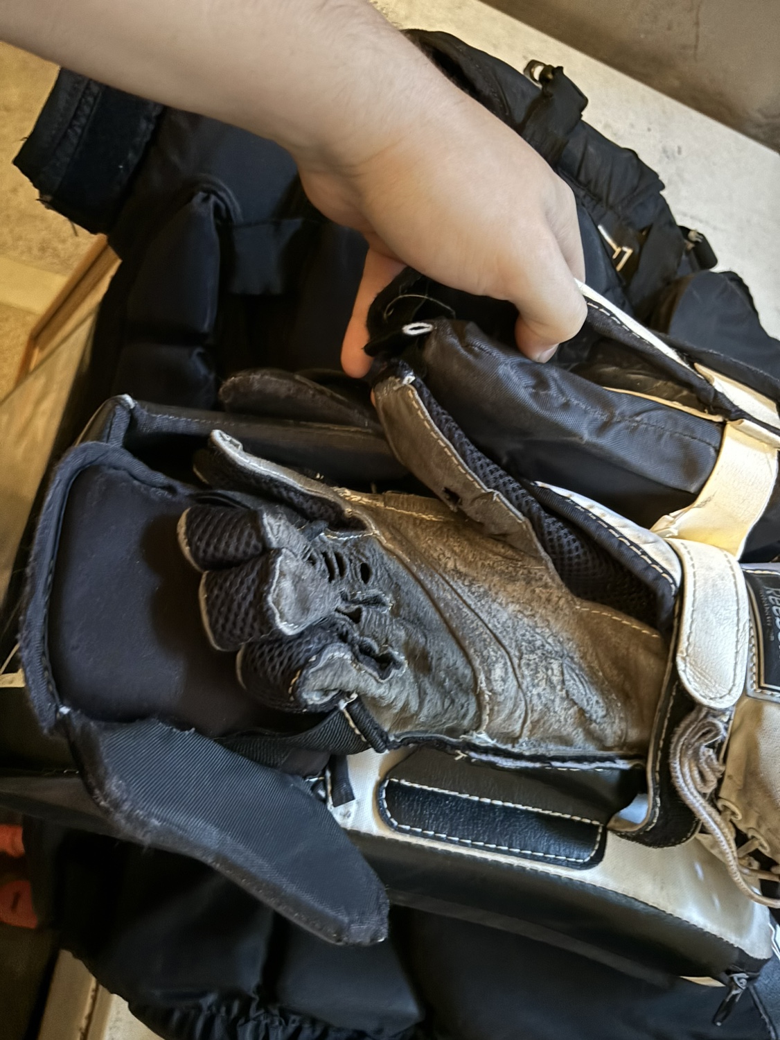 Goalie gloves