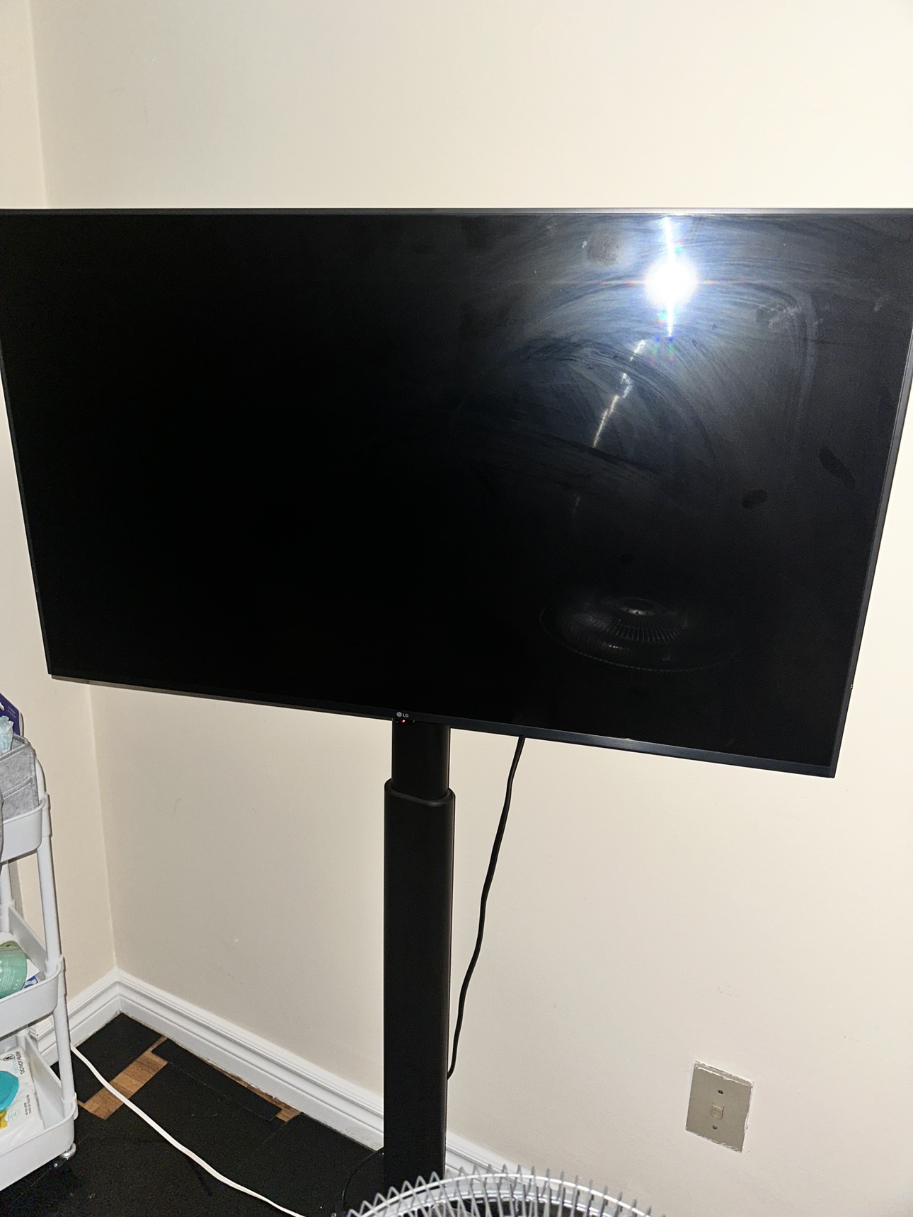 43’ LG smart tv with stand - photo 2